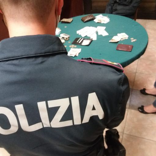 L’ultima saletta del bar nascondeva una bisca clandestina: denunciati in cinque