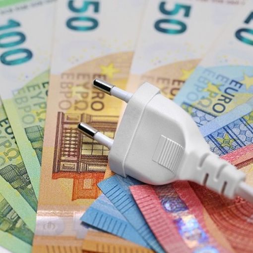 bollette soldi e spina elettrica