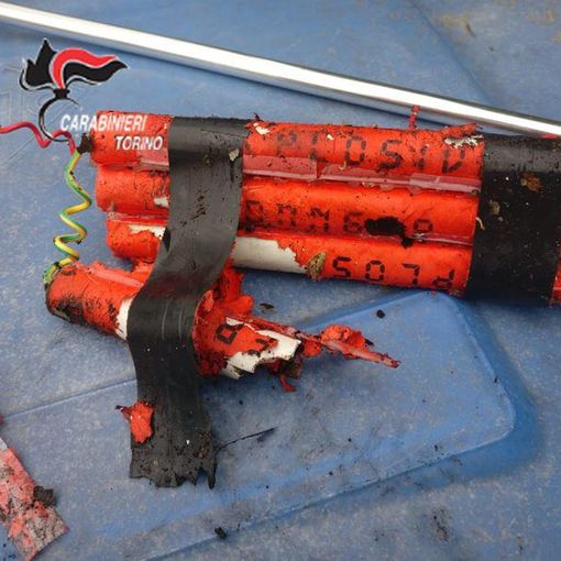 Allarme bomba in una siepe a Settimo Torinese: intervengono gli artificieri, ma è un falso [VIDEO]