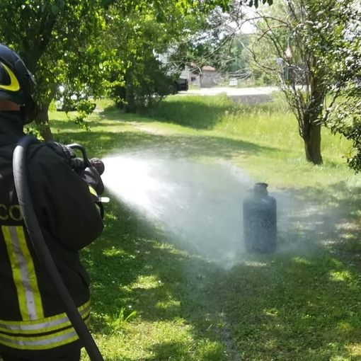 Una bombola in fiamme allarma i pompieri: in corso delicato intervento ad Almese