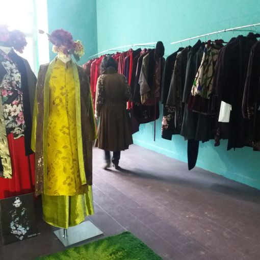 Gli abiti &quot;folli&quot;di Bootique vestono di novità la giovane Paratissima [VIDEO]