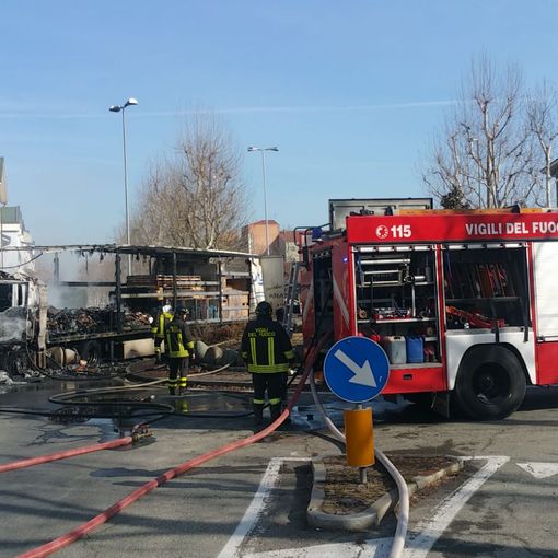 Un camion prende fuoco a Borgaro Torinese, salvo per miracolo il conducente (FOTO e VIDEO)