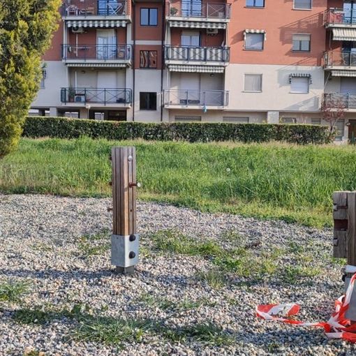 Attrezzature fitness distrutte e non riparate in un parco