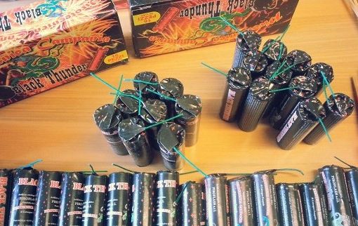 A Torino la Finanza scopre 5 depositi clandestini di fuochi d'artificio, sequestrati 25 mila pezzi