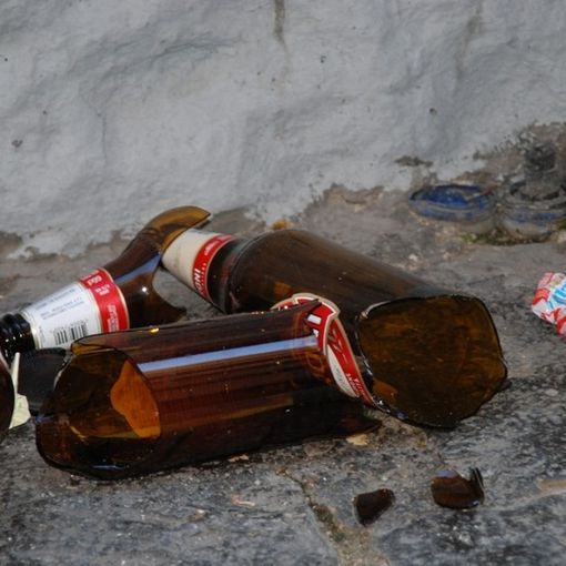 Pedina la ex ragazza e le scaglia addosso una bottiglia di birra: arrestato