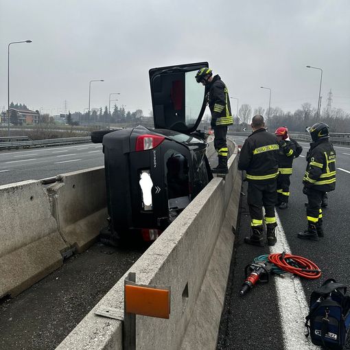Il Natale non ferma gli incidenti in tangenziale: un'auto si ribalta e resta incastrata nello spartitraffico