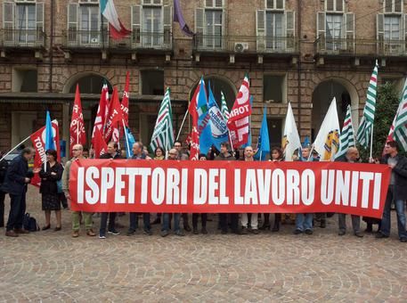 Protesta degli ispettori del lavoro davanti alla Prefettura: &quot; più sicurezza e risorse&quot;