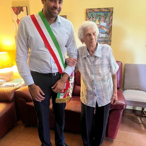 Grugliasco, la città fa gli auguri a Nonna Nelda Cardo per i suoi 100 anni