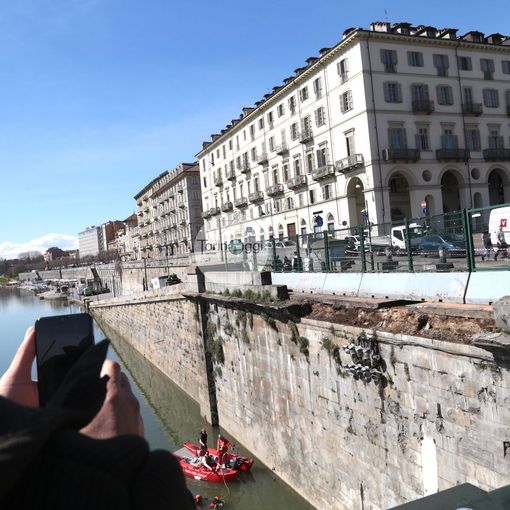 Bus nel Po, la tragedia diventa spettacolo: via vai di curiosi mentre si recupera quel che resta nel fiume [FOTO E VIDEO]