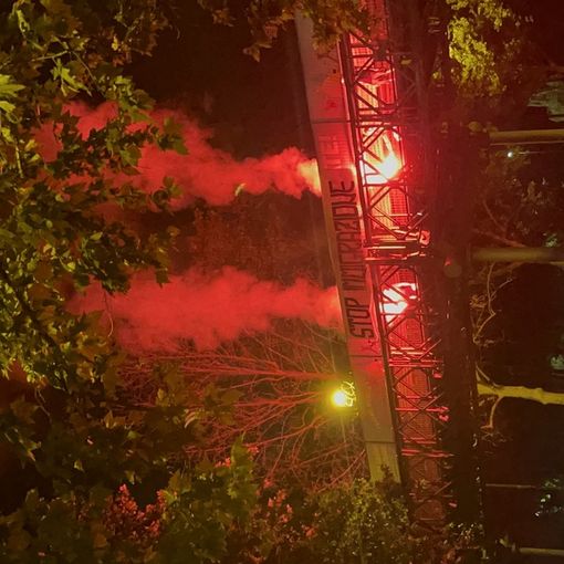 Blitz dei militanti di La Barriera sul ponte di corso Regina Margherita