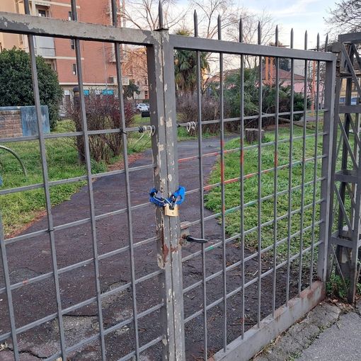 Il giardino chiuso da un anno e mezzo per colpa dei vandali: “Mancano i fondi, non possiamo riaprirlo”