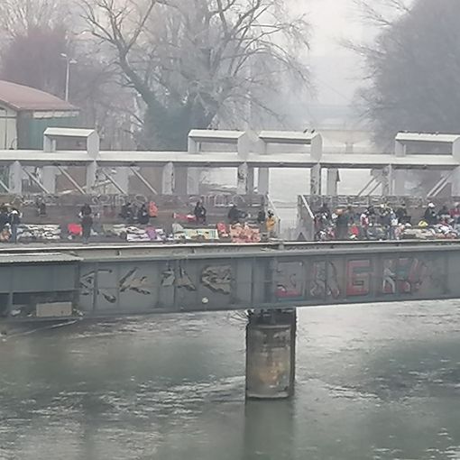 Venditori abusivi più forti del Carnevale, occupati tutti i marciapiedi del borgo