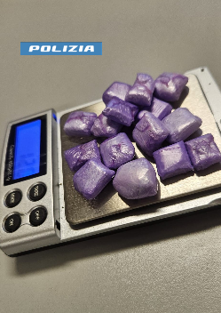 Scappa dalla polizia e tenta di ingoiare 15 ovuli di droga: arrestato pusher 19enne a Pozzo Strada