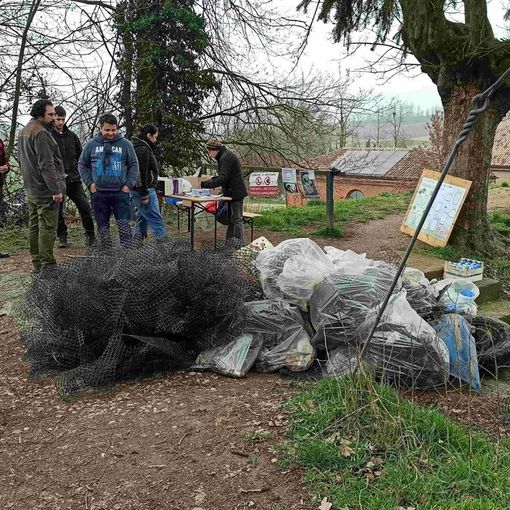 A Lago di Arignano, una giornata di plogging lento: passeggiare raccogliendo i rifiuti