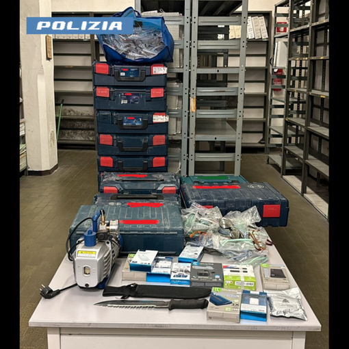 Profumi e occhiali firmati: nei guai per ricettazione il proprietario di un babershop
