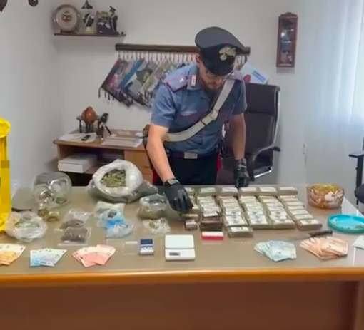 Droga e contanti nella sua abitazione: a Settimo Torinese arrestato un 26enne