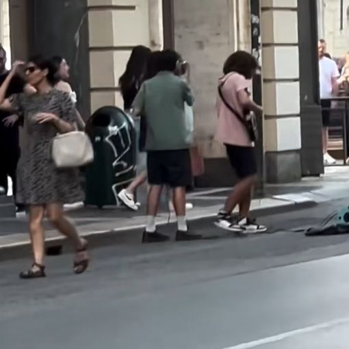Suonano &quot;Tutti i miei sbagli&quot; in via Roma e Max Casacci li posta su Instagram: &quot;Mi sembrava familiare&quot;