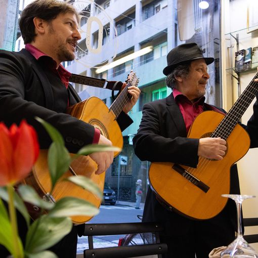 Serenate al tavolo per San Valentino all'Osteria Rabezzana: lo spettacolo con Simone Campa e Angelo Palma