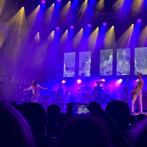 In migliaia al Sonic Park per i Placebo, Brian Molko dal palco: “Meloni razzista”