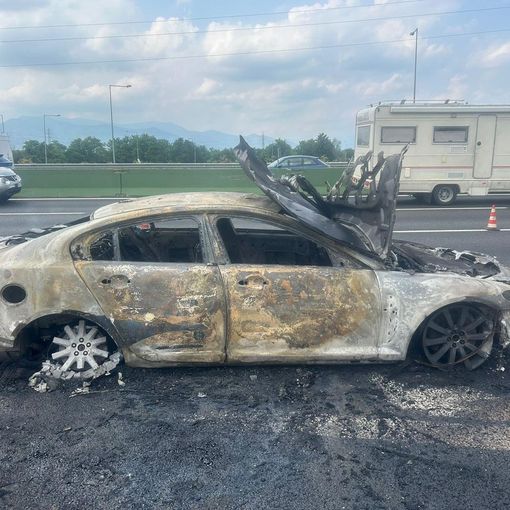 Veicolo in fiamme in tangenziale nord all'altezza di Collegno: nessun ferito