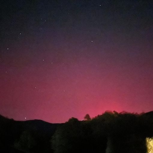 La magia dell'aurora boreale torna nei nostri cieli: le luci viola e rosa sulle montagne del Piemonte