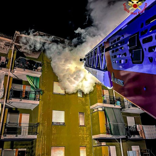 Incendio a Ciriè: le fiamme divorano un alloggio, una donna evacuata e ricoverata in ospedale