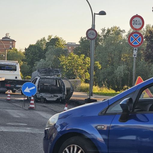 Auto distrutta dalle fiamme a Torino nord: pompieri in azione