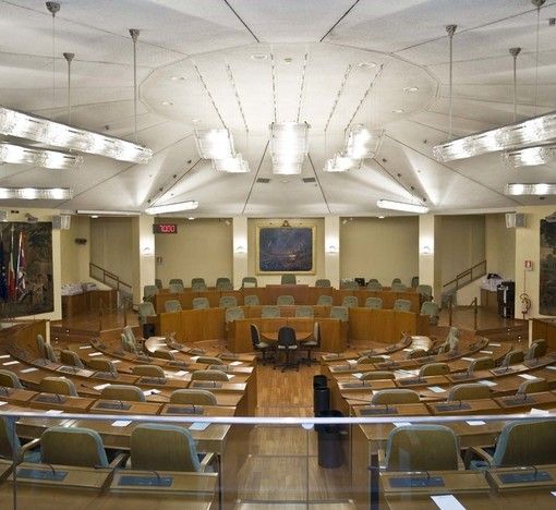 Condizionatori in blocco, la seduta si fa rovente: tra i consiglieri parte... lo spogliarello
