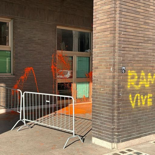 scritte sui muri del comando di Polizia