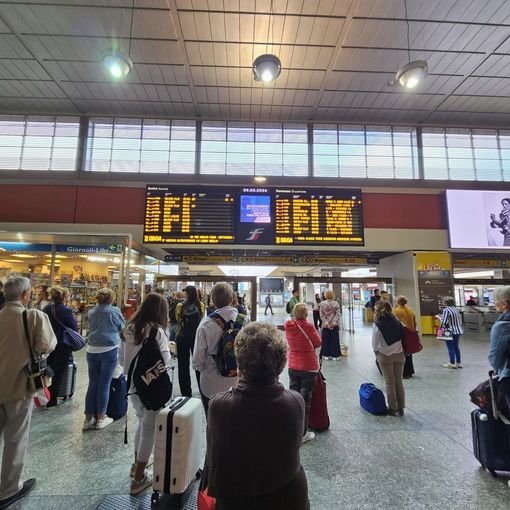 Disagi per i passeggeri a Torino Porta: &quot;Il Regionale è pieno, non si può comprare il biglietto&quot;