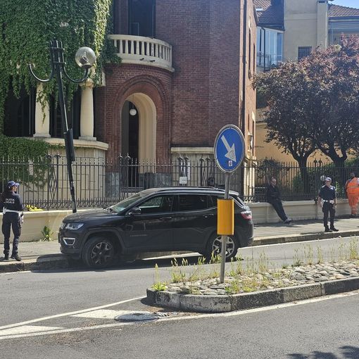 Macchina contro palo della luce in corso Quintino Sella: traffico e bus deviati