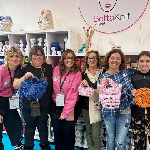 L'arte del fare a maglia come terapia: a Torino si celebra la Giornata Mondiale del Knit