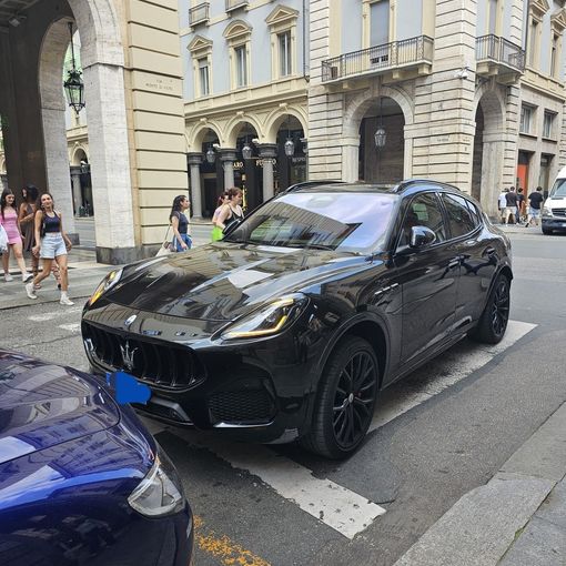 Maleducazione su ruote in centro Torino: Maserati in sosta sulle strisce