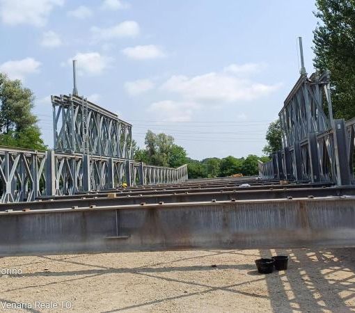 Viabilità, in corso il montaggio del ponte provvisorio sul Ceronda a Venaria Reale
