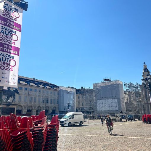 Piazza San Carlo si prepara a ospitare il Salone dell'Auto: in corso gli allestimenti di stand e palchi
