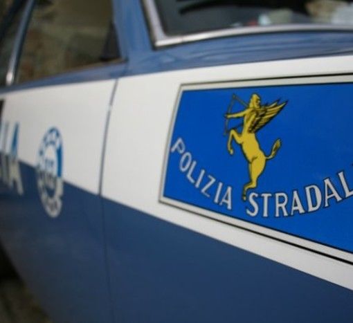 Controlli Polizia Stradale: confiscata l'attrezzatura di una carrozzeria abusiva