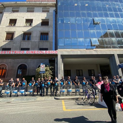 Presidio anti-stanza davanti all'Ospedale Sant'Anna, i manifestanti: &quot;Non ci stanno lasciando spazio&quot;