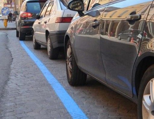 Parcheggi a strisce blu: dopo la pausa estiva, da domani tornano a pagamento