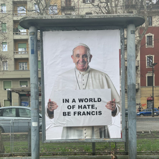 &quot;In un mondo di odio, sii Francesco&quot;. Villa omaggia il Papa