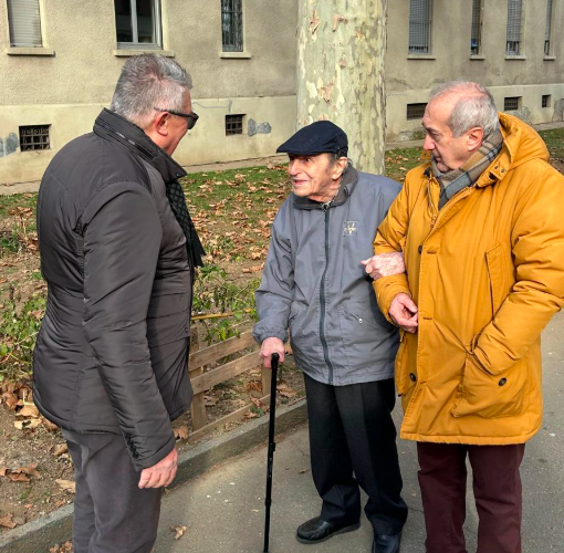 Anziano con persone attorno