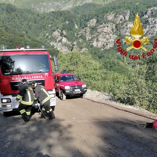 Rorà, camion da cava cade in un dirupo e prende fuoco: illeso il conducente