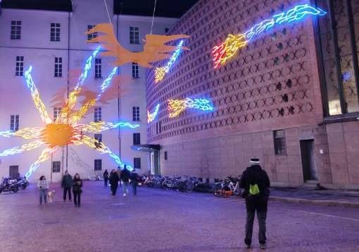 Trekking urbano tra le Luci d'Artista: quattro appuntamenti alla scoperta delle opere e dei quartieri che le ospitano