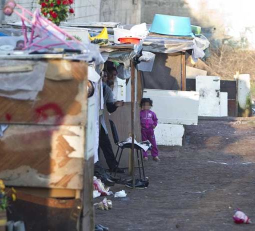 Via Reiss Romoli, al via lo sgombero dell'accampamento abusivo dei nomadi