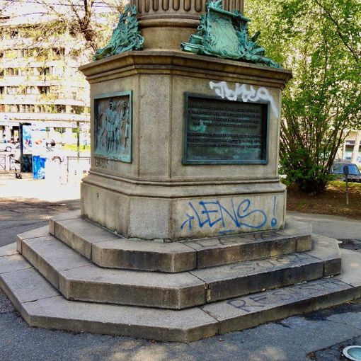 Statua di Massimo d'Azeglio imbratta dai graffiti, Di Vinadio: &quot;Non un bel biglietto da visita per Eurovision&quot;