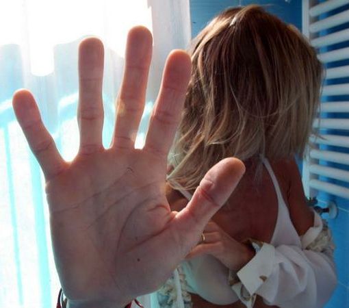 donna che si volta e si protegge