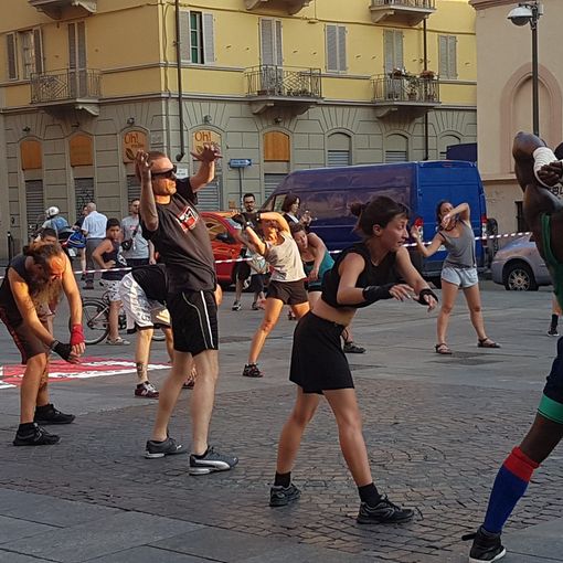 Torino, in piazza Santa Giulia la “boxe antifa” del centro sociale Askatasuna