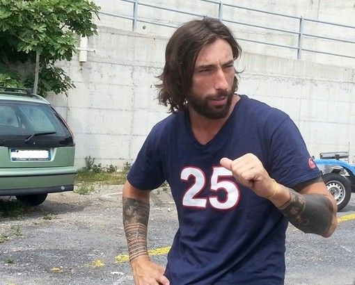 Latitante si fa un selfie con &quot;Abbombazza&quot; Brumotti: la polizia lo riconosce e lo arresta