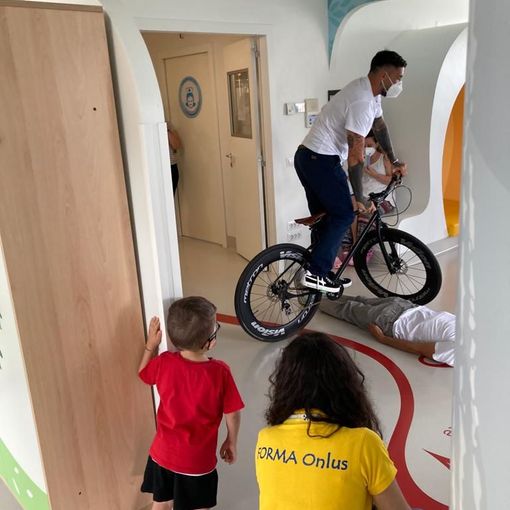 Brumotti in bicicletta