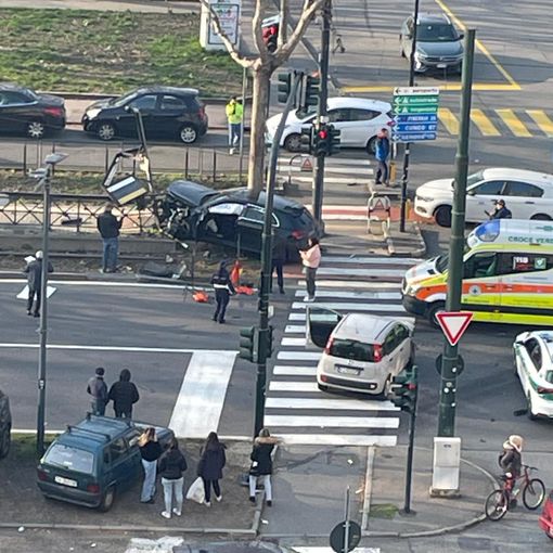incidente automobilistico sui binari del tram