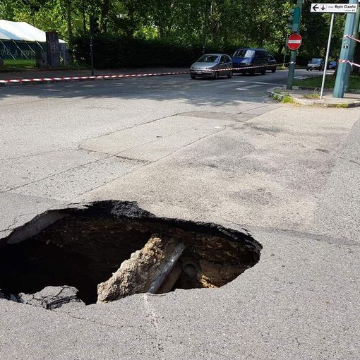 La buca di corso Appio Claudio si è trasformata in un torrente (VIDEO)